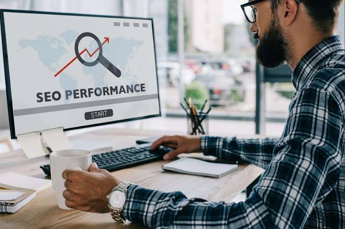 Επαγγελματίας αναλύει την απόδοση SEO σε επιτραπέζιο υπολογιστή